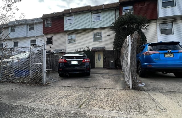 7 SADDLEWOOD CT - 7 Saddlewood Court, Jersey City, NJ 07302