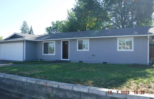 3 Bedroom 2 Bath House in Central Point - 607 Farnsworth Drive, Central Point, OR 97502