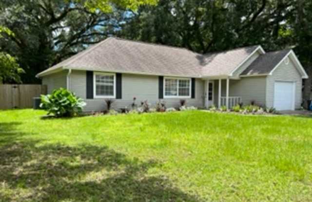 3 bed 2 bath house, 1-car garage and fenced-in yard! Available May 15