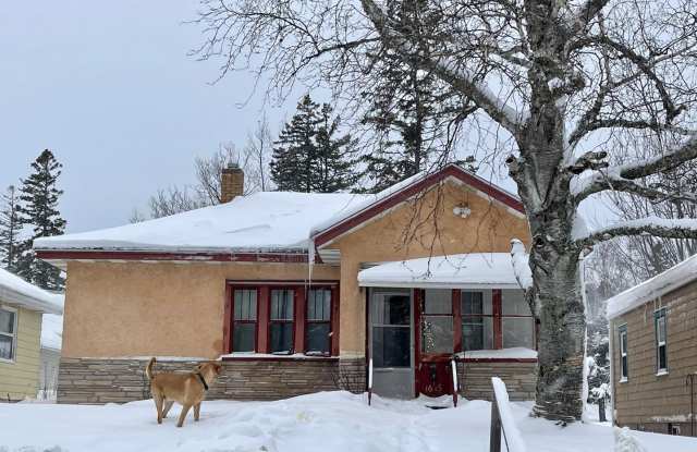 AVAILABLE JUNE 1st - 2 Bed 1 Bath Near Campus