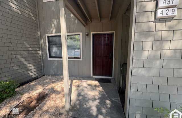 Charming Downtown Sonoma Condo – 2bd/1ba – Water & Garbage Paid!