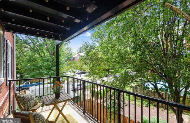 3057 S BUCHANAN Street unit: B1