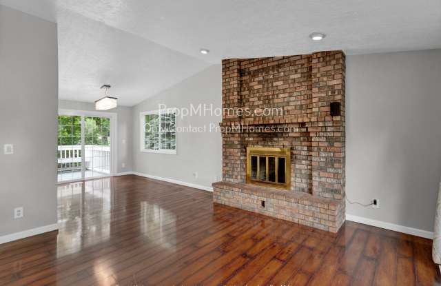 Secluded Nature Retreat: 4 Bedrooms!