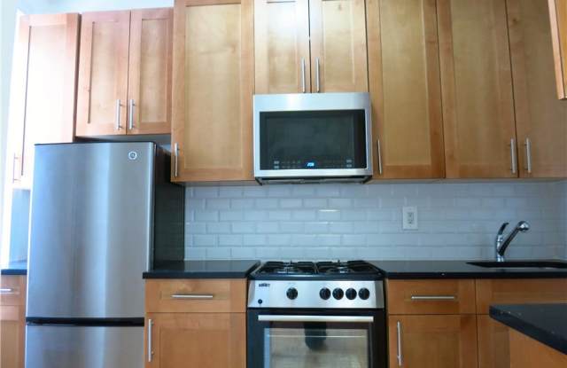 299 E 8th St