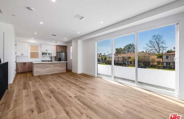 5042 Laurel Canyon Blvd