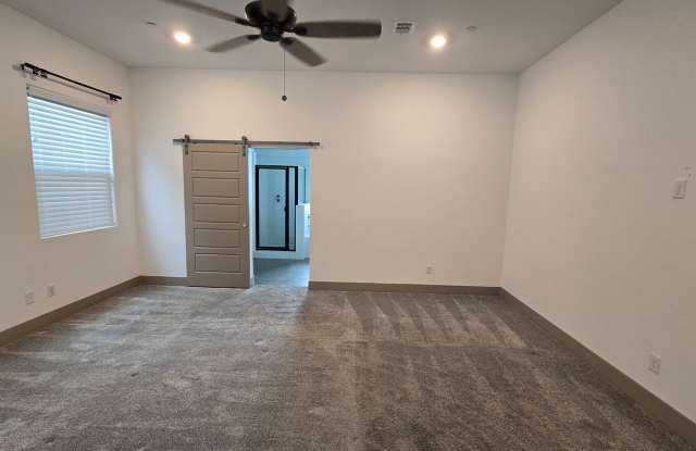 9405 Parkwood Manor Dr - House in Shafter, CA.