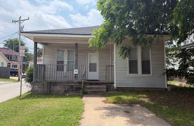 3bed/1bath Home Available Just Steps Away From Norman's Campus Corner!!