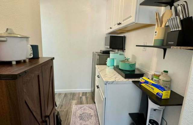 RARE STUDIO IN WONDERFUL CENTRAL BRENTWOOD COMMUNITY..ONE BEDROOM/BATH/KITCHENETTE