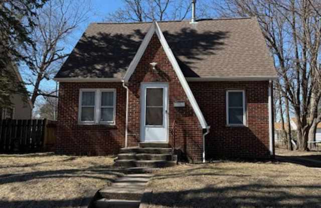 Cozy 2 Bedroom, 1 Bathroom house for rent at 2747 E. 4th