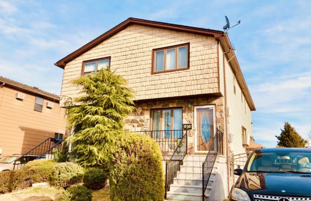 636 Laconia Avenue - 636 Laconia Avenue, Staten Island, NY 10306