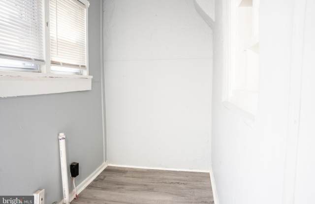 952 E SCHILLER STREET