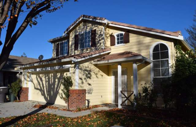 Spacious North Tracy Home – 4 Bedrooms | 2.5 Bathrooms