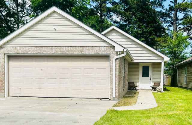 Charming Home in Desirable Prairieville Location – 18012 Woodhaven Drive