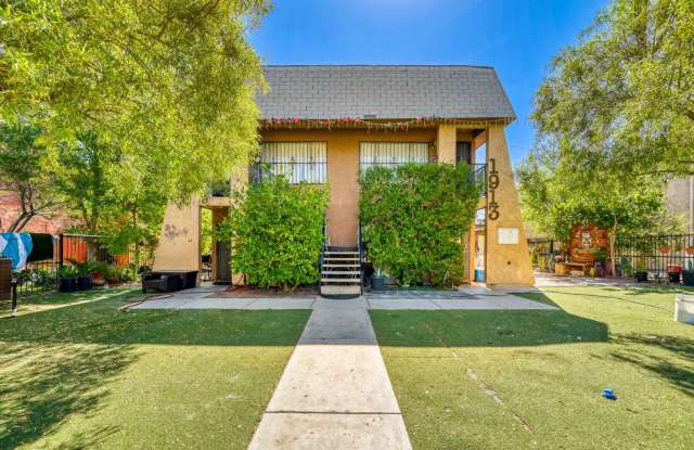 Cozy 2 Bedroom Upstairs Unit With Lots of Natural Light!