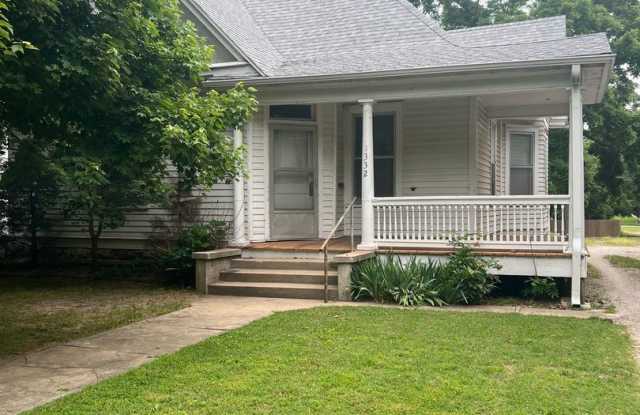 1332 N Summit Ave