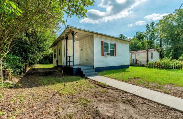 JUST REDUCED!!! 2 bed/1 bath, single-family home for rent in Aragon Park, with new window units!