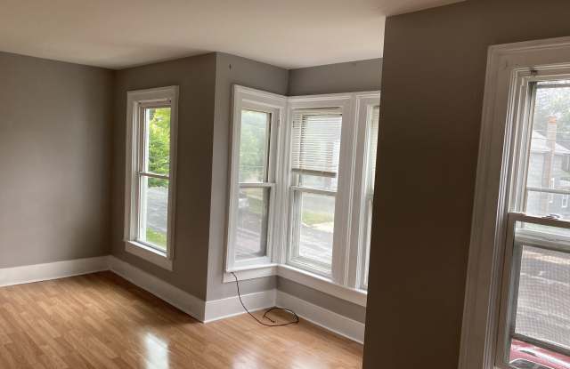129 1/2 W Schuyler St
