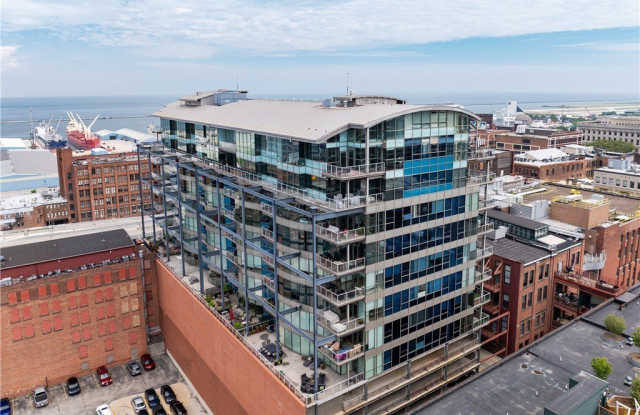 701 W Lakeside Avenue