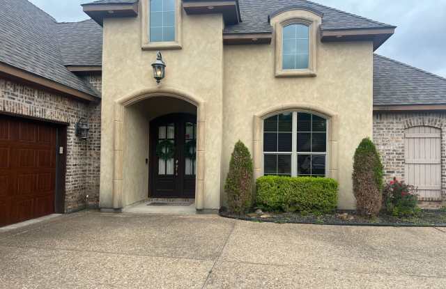 4 BEDROOM, 3 BATHROOM IN TIBURON