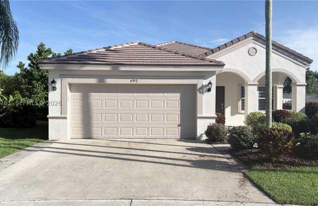 692 Maplewood Ct