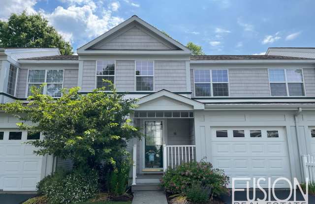 Impeccably Maintained 3bd, 2 bth Stonington Circle Condo!