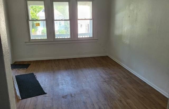 8752 S Saginaw Avenue