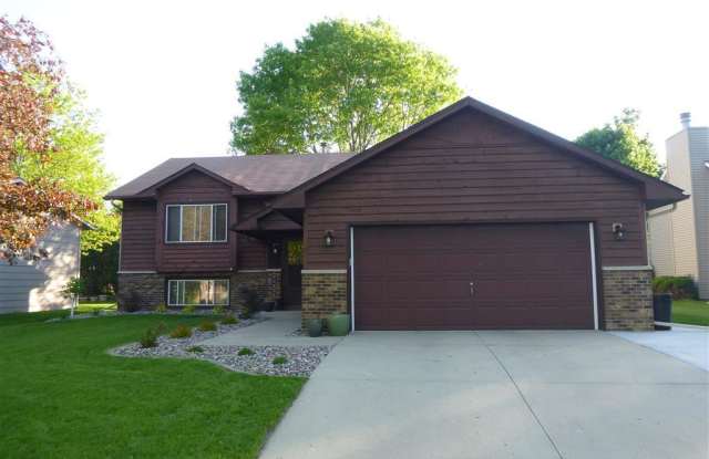 4Bdrm-3bath Split NW Rochester