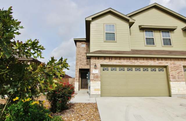 3 Bedroom close to Creekside Shopping  Restaurants / Fridge Included / Fenced in Backyard/ CISD - 505 Creekside Forest, New Braunfels, TX 78130