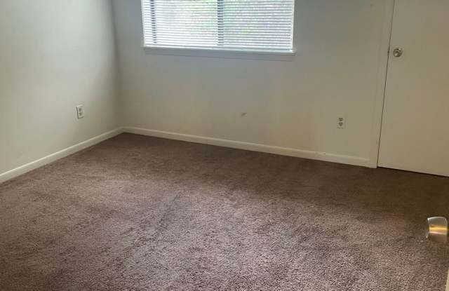 Two Bedroom, Two Bathroom Florida Rd Apt with Convenient Location!
