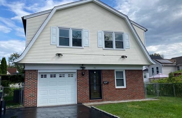 11 Violet Court - 11 Violet Court, Bergenfield, NJ 07621