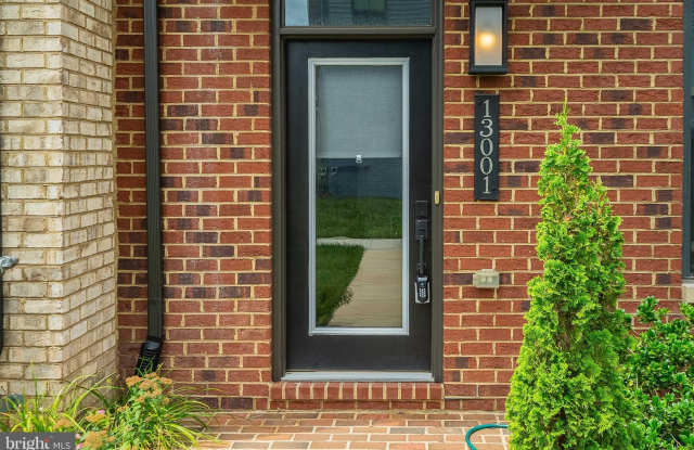 13001 HATTONTOWN Square