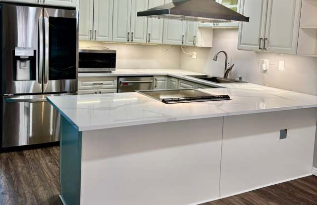 2 Bed / 2 Bath updated Mercer Island condo $2,995/mo