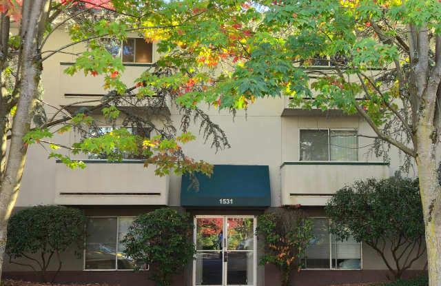 ONE MONTHE FREE on this Top floor 1 BDR 1 BR, Vaulted Ceilings