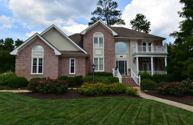 Quiet Cul-De-Sac, great location!