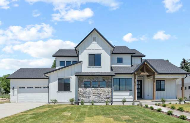 Photo of Cozy, Bright, and Spacious Home Nestled in Midway