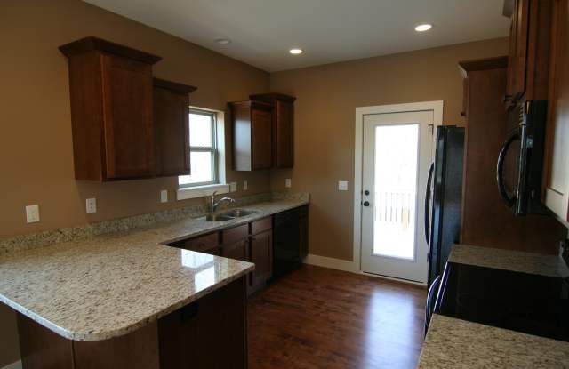 4 Bedroom, 3 bath close to University and available this summer! - 918 Manitou Trail, Iowa City, IA 52245