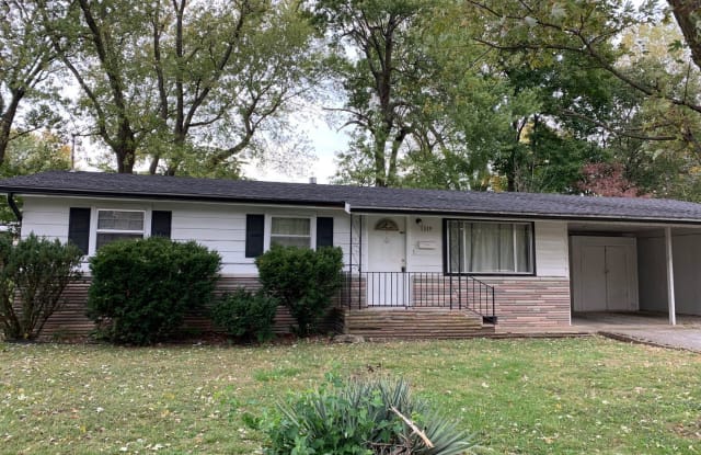 1319 S Meadowview Ave - 1319 South Meadowview Avenue, Springfield, MO 65804