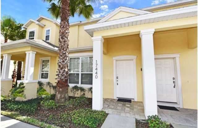 Modern Townhome in quiet neighborhood: 3BR, Pool & Near Disney