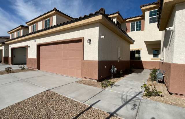3 BED 2.5 BATH 2 CAR GARAGE TOWNHOUSE w/ PRIVATE BACKYARD in GATED COMMUNITY.