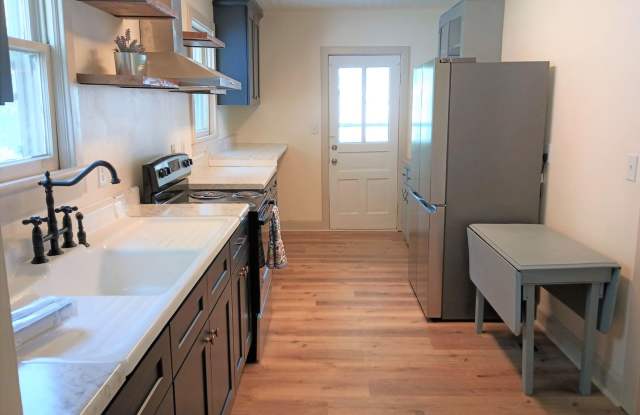 BEAUTIFUL 2/2 DUPLEX APARTMENT ***Ground Level, Pet Friendly***