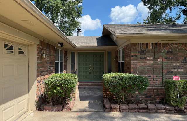 802 Holly Gail St., Sherwood AR 72120 - Nice large 3br 2b w/2 car garage  fenced yd