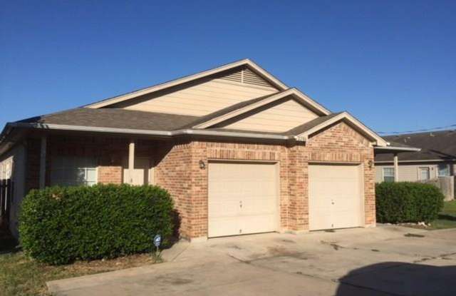 Cute duplex in Leander