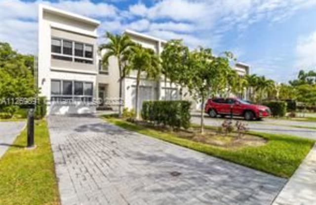 Parkview Villas Replat - 2475 NE 135th St, North Miami, FL 33181