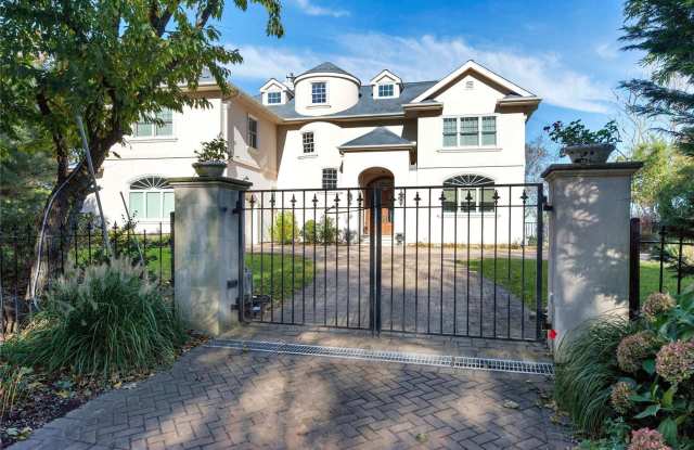 18805 Soundview Avenue