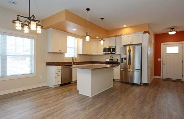 Beautiful 3 BD / 2.25 BA townhome in Rosemount!