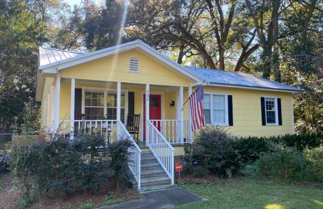 Photo of Charming Midtown 3 BR 2 BA Single Family Home in Unbeatable Location. Recently remodeled and includes a fenced in back yard!