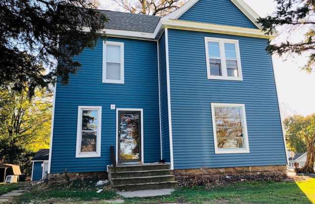 1303 Rainbow Dr - Cedar Falls