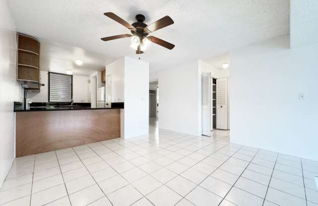 Hawaii Kai Luxury 2/2 with 2 parking!