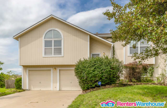 652 N Pine Cir - 652 N Pine Ct, Gardner, KS 66030