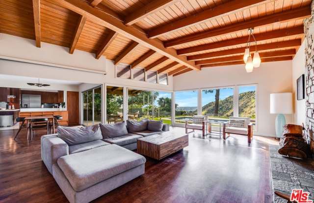 2431 Carman Crest Dr